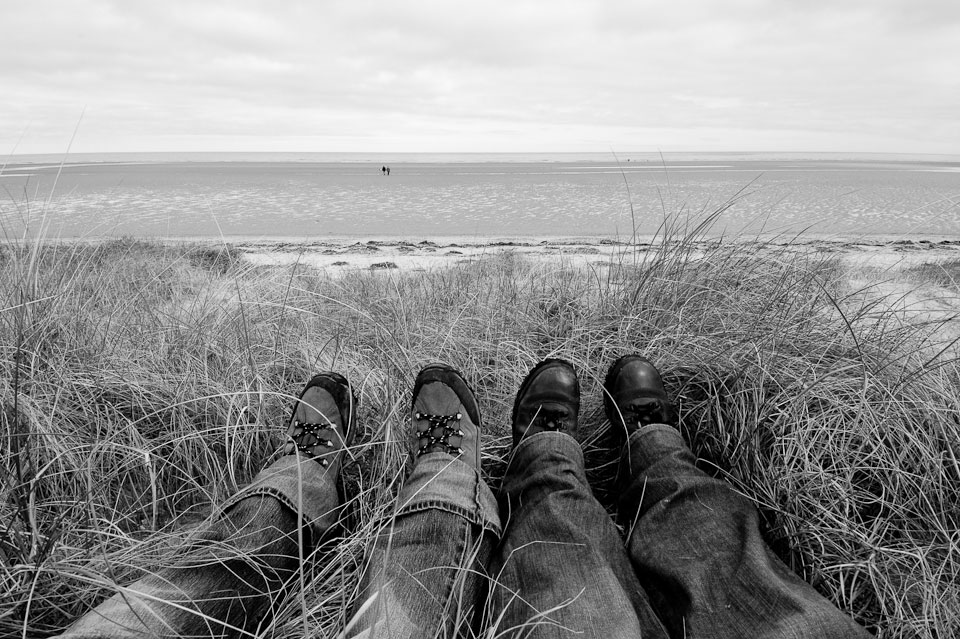 Путешествующие ноги. Ноги на фоне красивого пейзажа. Ноги на фоне пейзажа фото. Tom Robinson фотограф. Foot Travel.